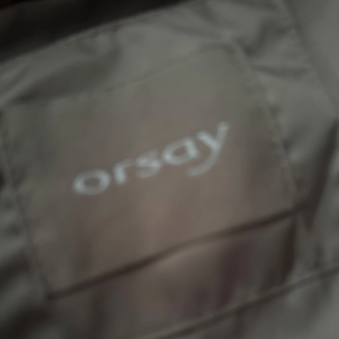 Beige lång dunjacka med bälte, strl 40 - 4