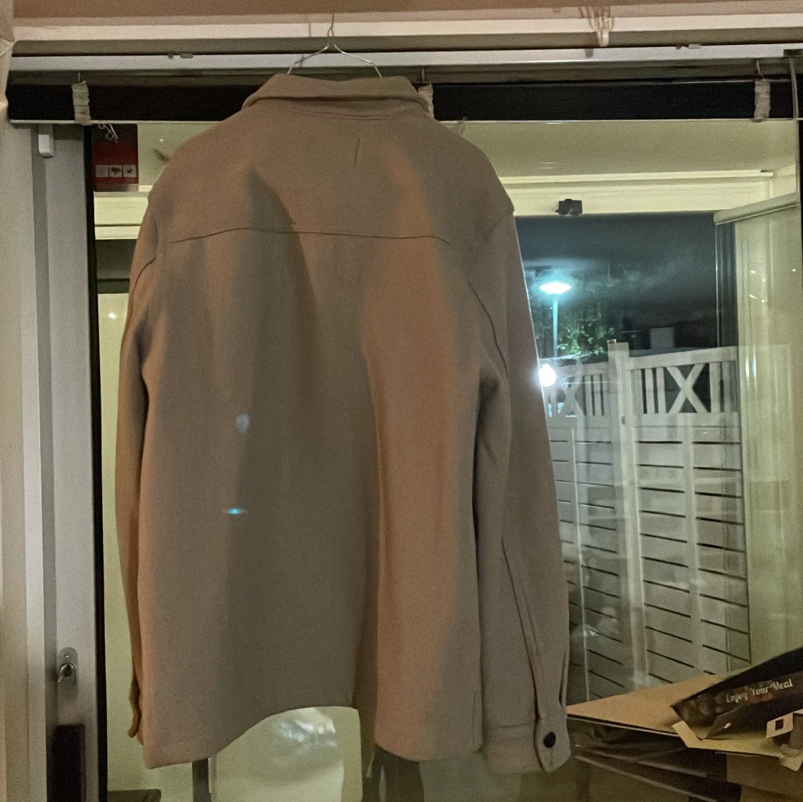 Beige overshirt med fickor och knappar - 1