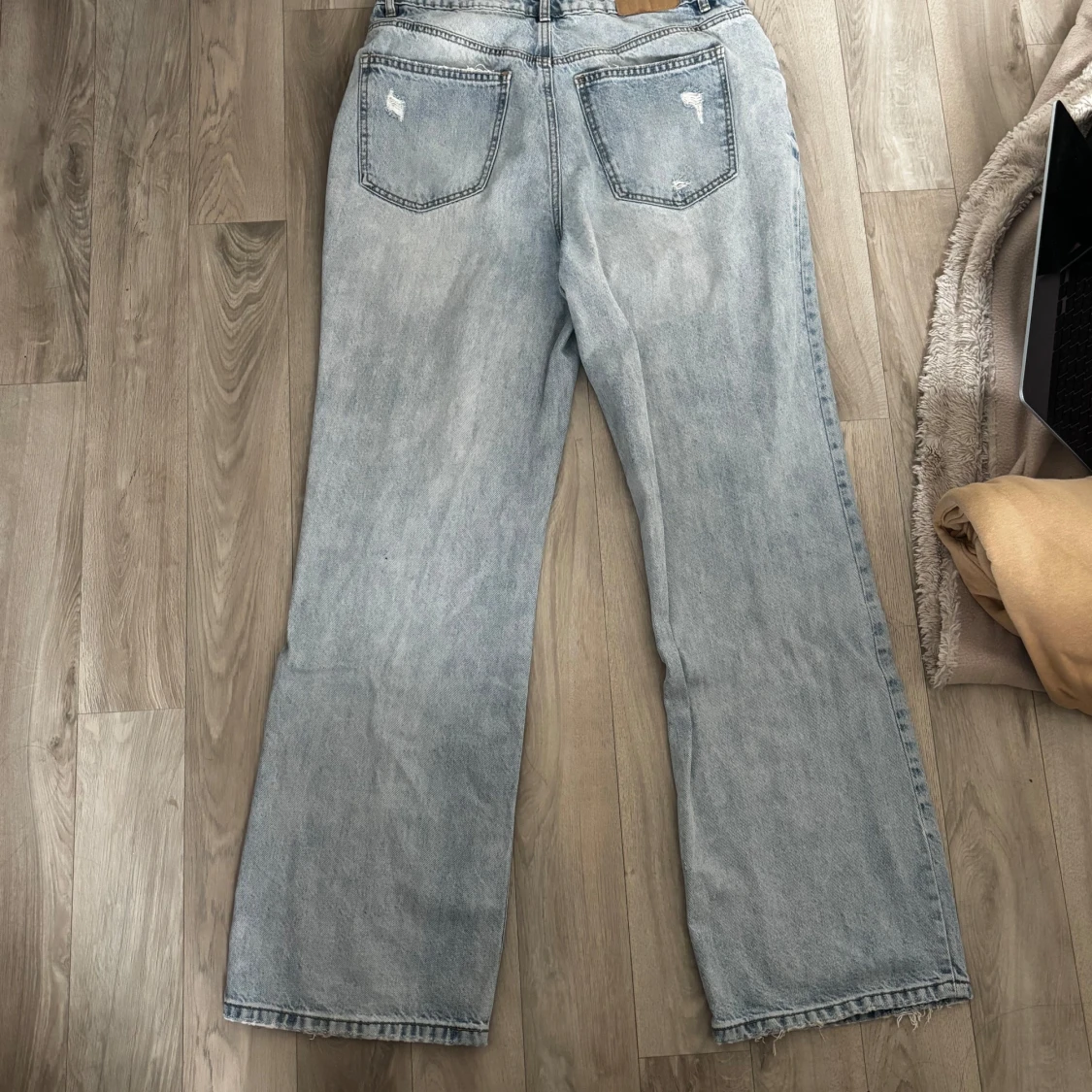 Ljusblå raka jeans med vintage vibe - 1