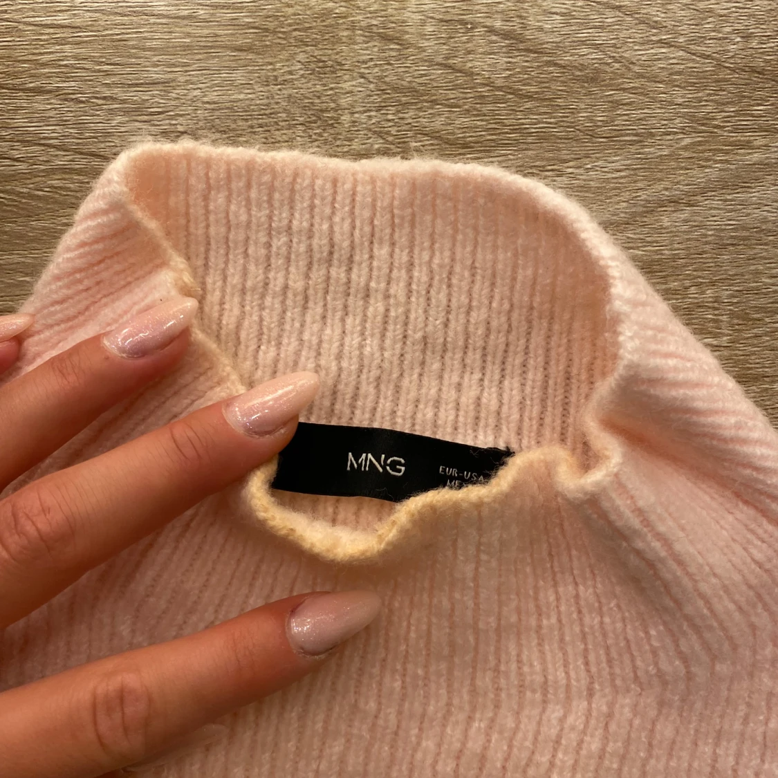 Rosa stickad polo Mango - 2