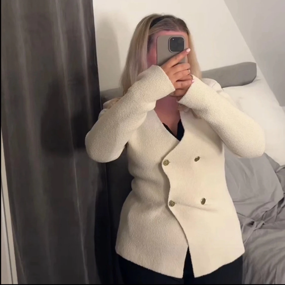 Beige kavaj med guldknappar från Zara - 1