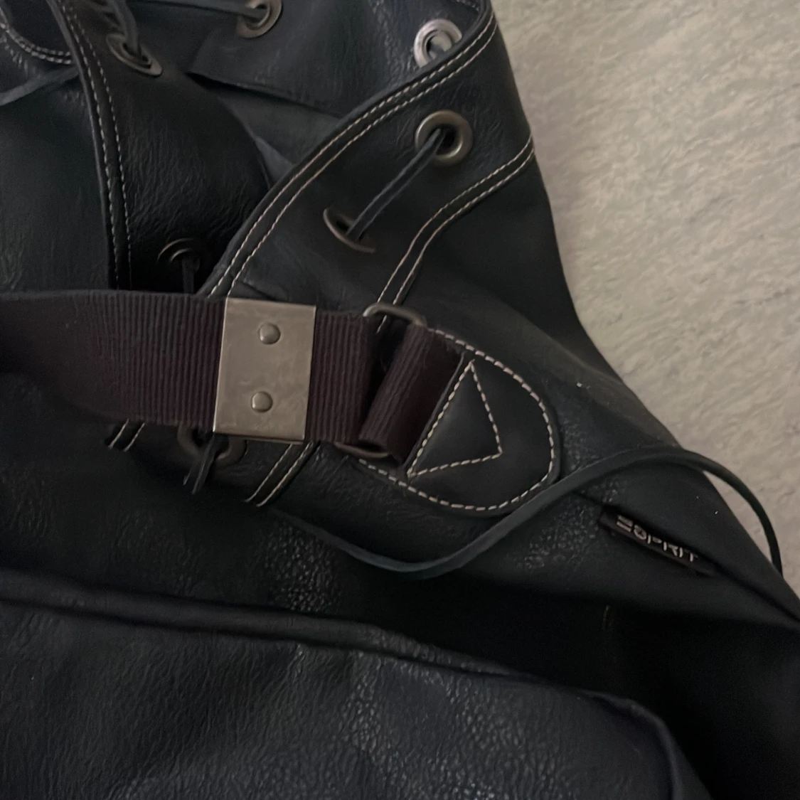 Svart axelväska från Esprit i skinn - 3