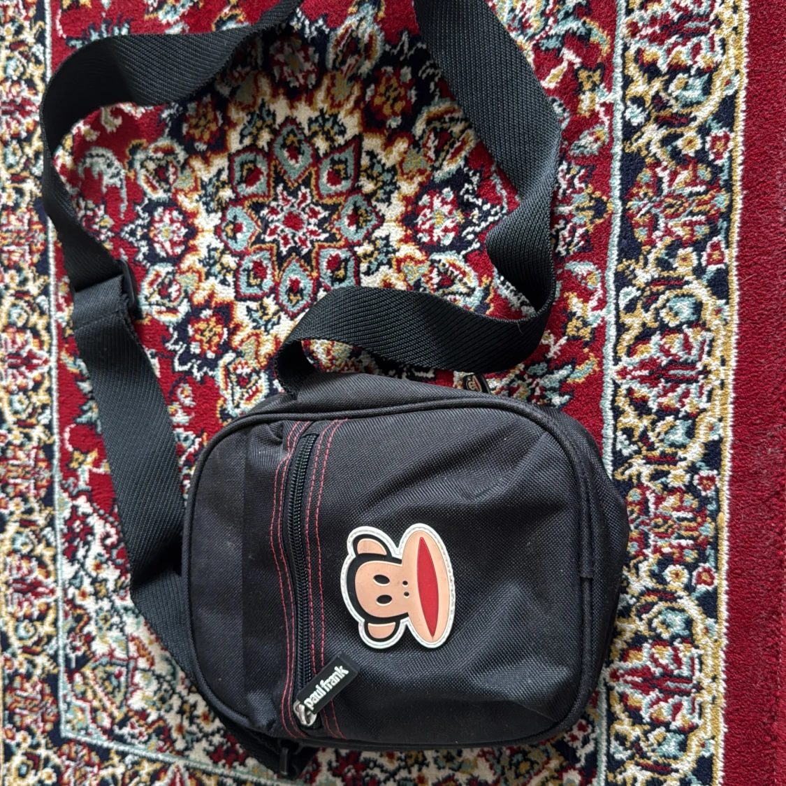 Svart axelväska från Paul Frank