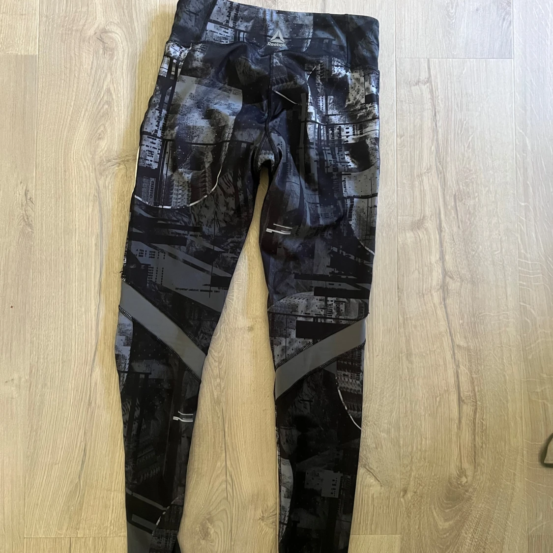 Svarta Reebok leggings med mönster - 1