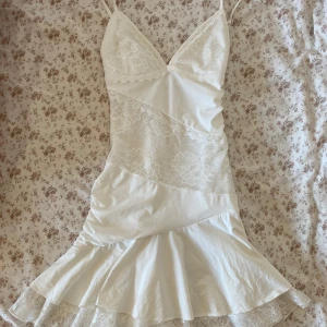 Vit klänning med volang - Supersöt vit kortklänning från Princess Polly 💗💗Storlek US2/EU34. Använd endast några få gånger. Om frågor är det bara att skriva 💗