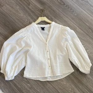 Vit blus från Lindex - Säljer denna fina blusen från Lindex, endast använd några ggr! Vit i storlek xs