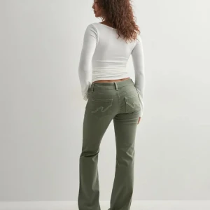 Olivgröna bootcut jeans  - Snygga olivgröna jeans med bootcut-snitt och dekorativa broderier på bakfickorna från Nelly! Endast använda två gånger!🩷