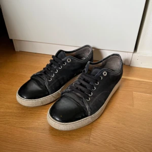 Lanvin skor - Säljer nu mina svarta Lanvin skor i hyfsat bra skick. Sulan är ganska sliten (både ytter och innersula), det är en annan innersula istället för original. Därav priset. De är i storlek 42, de sitter bra i storleken. Jag har 42 i alla andra skor och dessa sitter bra på mig. Orginal box tillkommer ej men det kommer en annan box. Vid frågor eller funderingar är det bara att höra av sig😊. Pris går att diskuteras.