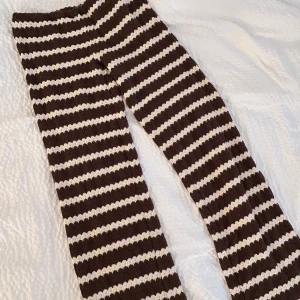 Virkade byxor  - Utsvängda virkade byxor! Omsydda till Lågmidjade aldrig använda!!! Passar både m och s skulle jag säga 