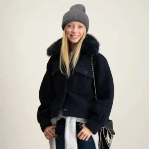 Jacka - Säljer en mörkblå teddyjacka med fluffig päls på kragen. Använd men ändå bra skick. Nypris 449kr. Om du har någon fundering eller bud så skriv privat! 💓🫰🏼