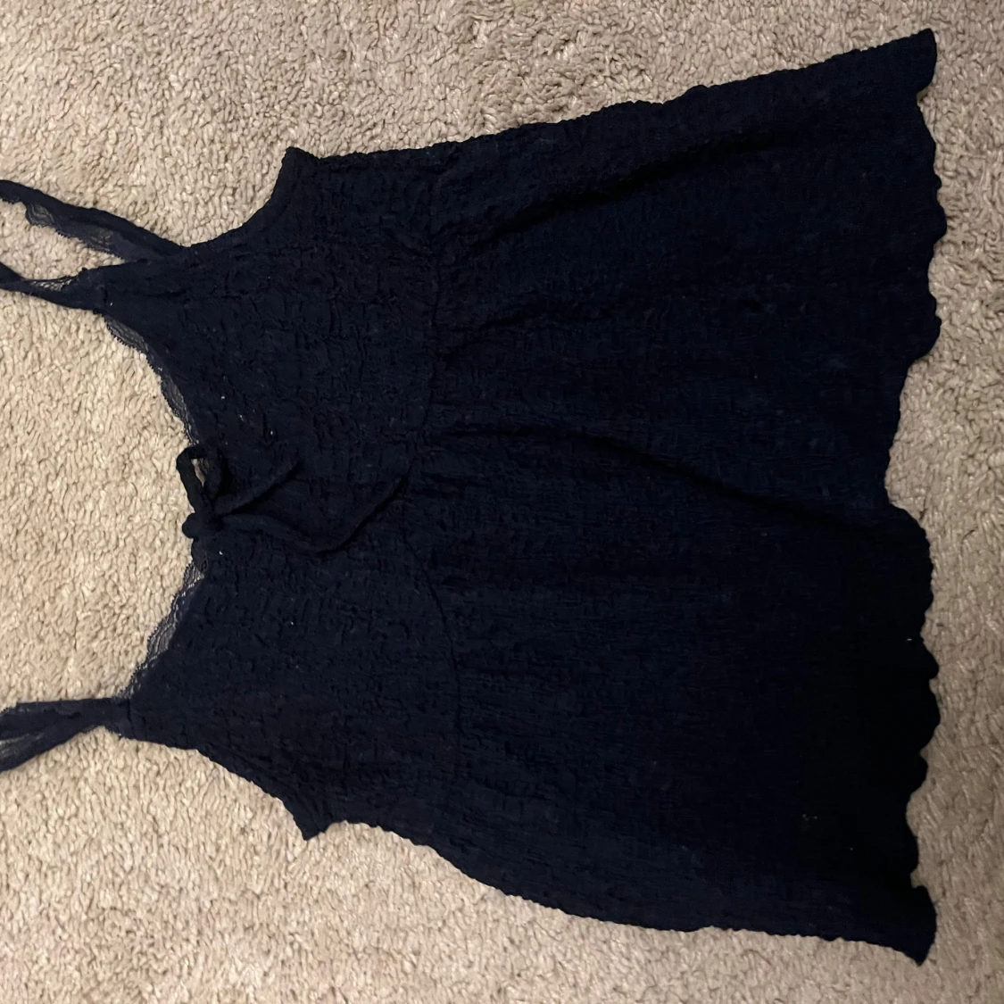 Mörkblå spetsig linnetopp med rosett - 3