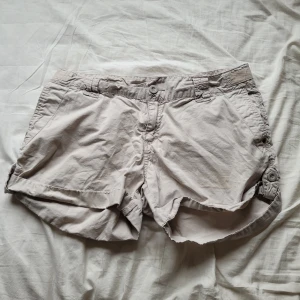 Cargoshorts - Cargoshorts från gina. En liten fläck (se bild)