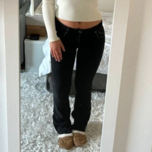 Lowwaist Svarta bootcut jeans från Zara - Säljer ett par svarta jeans från Zara, modellen har låg midja och bootcut-ben🥰🥰