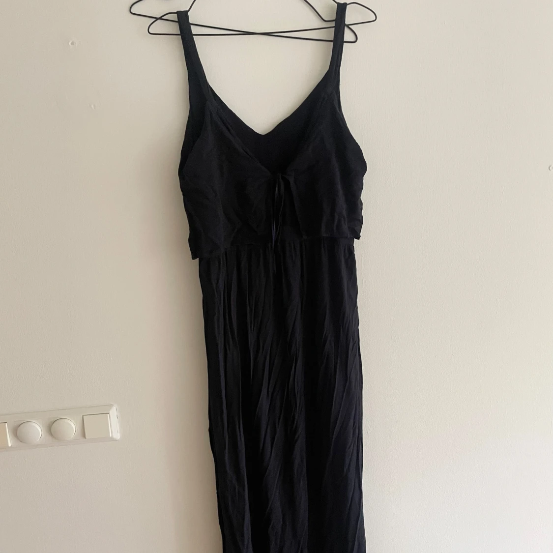 Marinblå  långklänning med smala axelband - 1