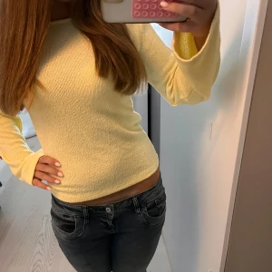 ljusgul topp - Supersnygg ljusgul topp. Från Nelly i strl S. kom privat för fler bilder eller frågor!!❤️❤️