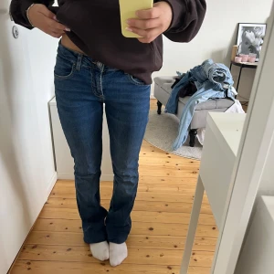 Blå bootcut jeans lågmidjade  - Säljer ett par jätte snygga med låg midja och bootcut modell. Storlek 36