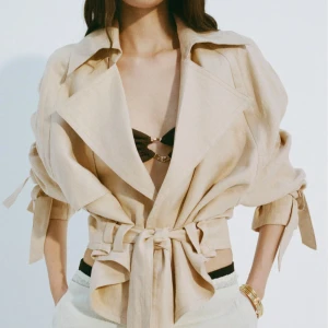 Beige linnesjacka från Mango - Snygg croppad jacka från Mango i beige linneblandning. Slutåld, och nypris 800 kr! Använd endast fåtal gånger så den är i bra skick. 