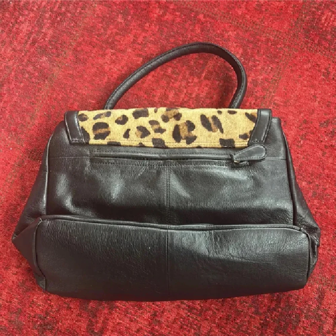 Svart handväska med leopardmönster - 2