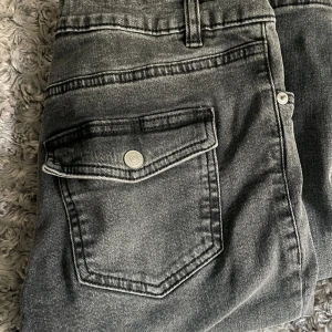 Svarta jeans - Svarta jeans från Ullared, blivit använda några gånger men är i fint skick. Sitter bra i längden och har ett superskönt material. Originalpris 250 kr. 