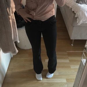 Svarta bootcut jeans - Lågmidjade svarta jeans. Använt några gånger