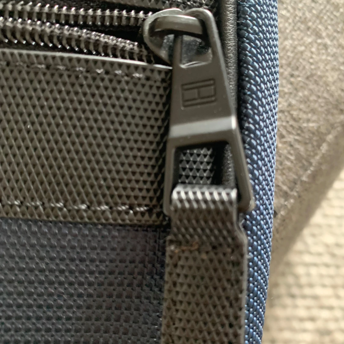 Blå axelväska från Tommy Hilfiger - 3