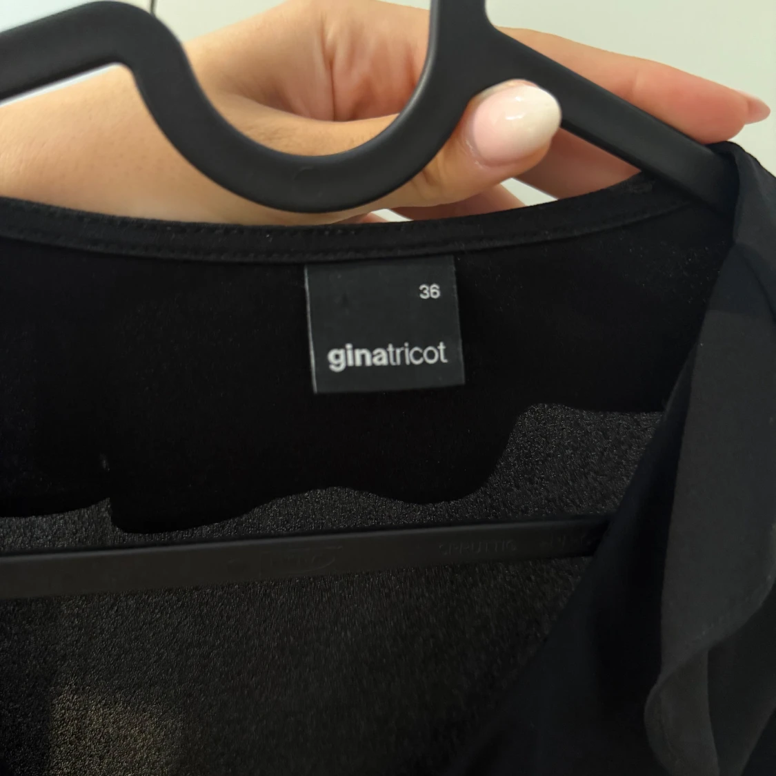 Svart blus med volanger  - 3