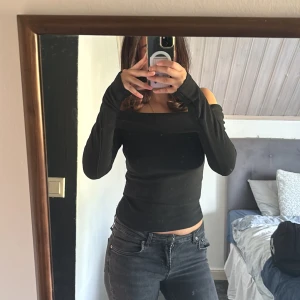 Svart offshoulder långärmad topp - Säljer en svart offshoulder topp med långa ärmar och slim fit. Toppen har en bred kant upptill som ger en snygg axelbar look. Materialet är ribbat och stretchigt, vilket gör den både bekväm och stilren. Perfekt att styla med jeans eller kjol. Pris kan diskuteras. Står storlek m på tröjan men tröjan är små i storleken så skulle säga addet den passar dom som har xs /s 
