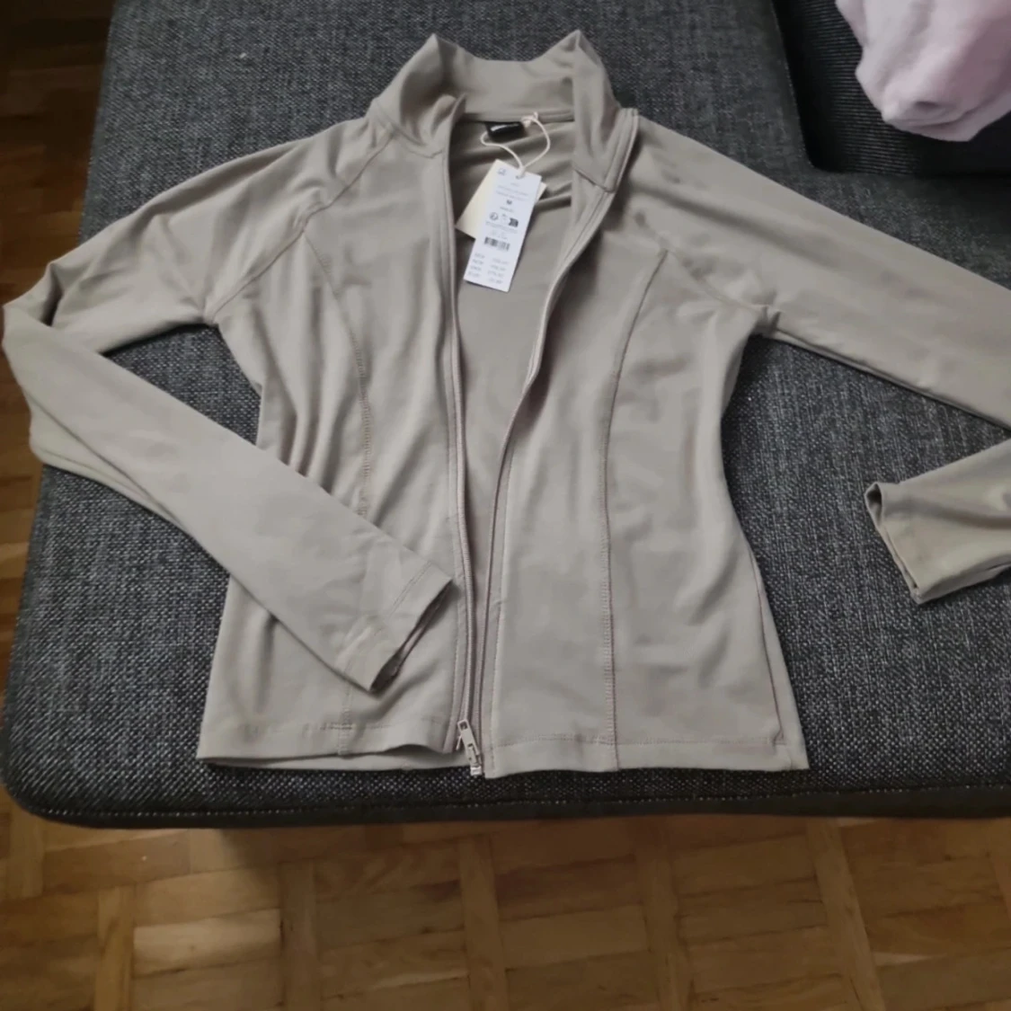 Grå-grön zip-jacka med hög krage