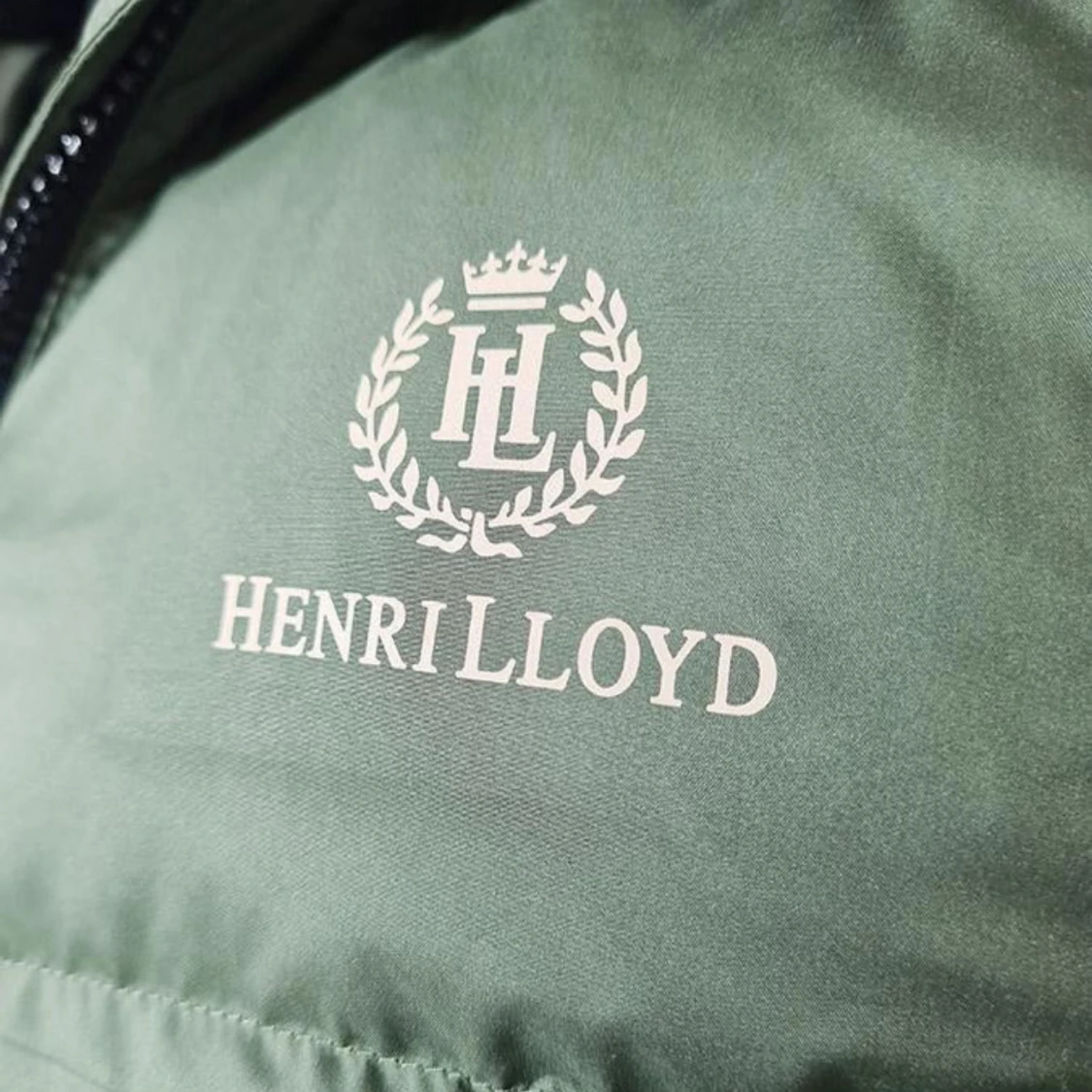 Olivgrön pufferjacka från Henri Lloyd