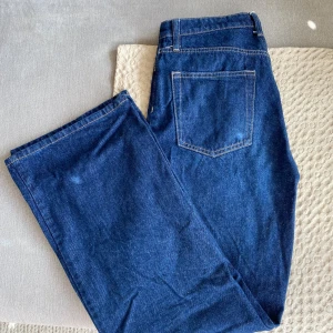 Blå wide jeans från H&M - Snygga blå jeans från H&M med wide fit och klassisk femficksdesign. I storlek 38. Använd ett fåtal gånger. Är lite för korta för mig som är 173cm lång. 