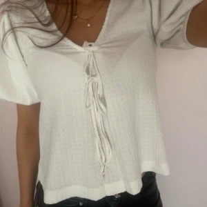 Vit tröja - Säljer min söta vit tröja som jag använt några gånger 🫶🏻den ser ut som ny och har inga skador eller fläckar.  
