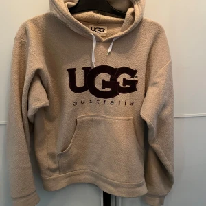 UGG hoodie  - Säljer en super skön  UGG hoodie då den blivit för liten tyvär. Skick 8/10. Strl S 