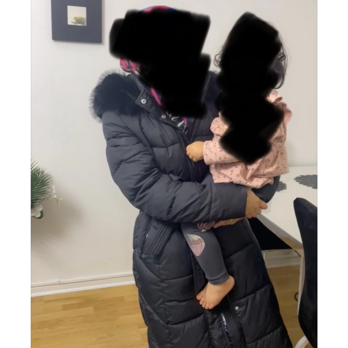 Svart lång pufferjacka med fuskpäls - 2