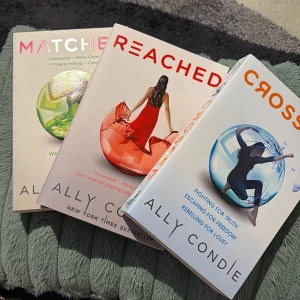 Matched / Crossed / Reached (trilogi) - Upptäck en spännande trilogi där samhället styr allt – vem du älskar, vad du läser och lyssnar på. Följ Cassias kamp för frihet, sanning och kärlek i en värld där varje val kan förändra allt. Perfekt för dig som gillar dystopiska berättelser och starka huvudpersoner.