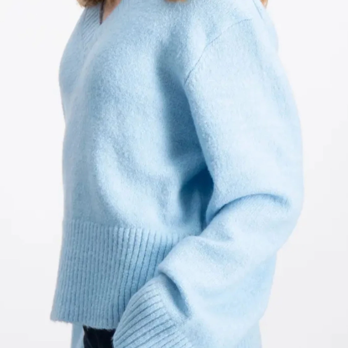 Ljusblå stickad v-ringad tröja - 2