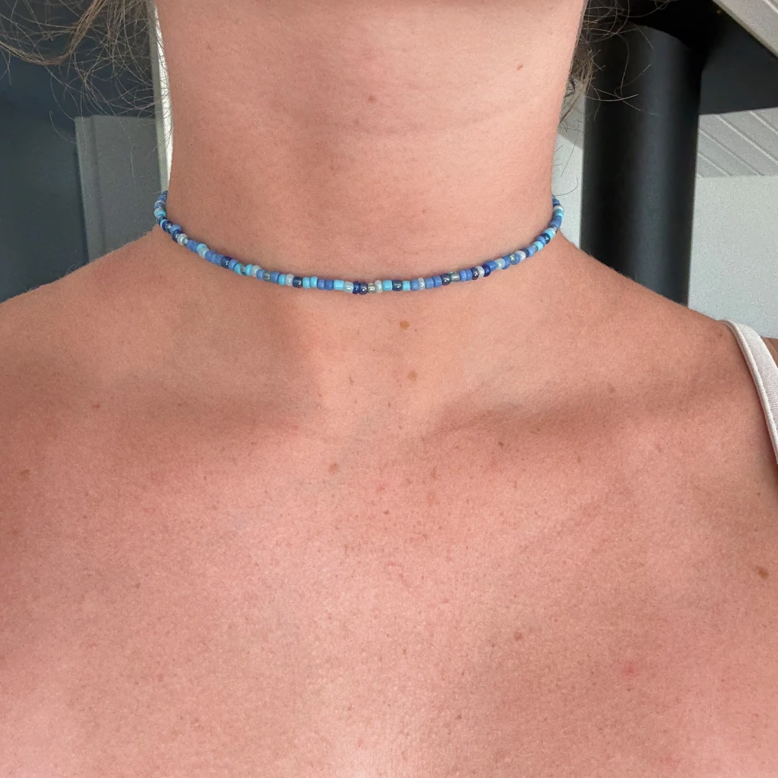 Blå pärlchoker med guldlås - 2