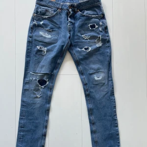 Dondup jeans - Tja! Säljer nu dessa extremt feta dondup jeansen! Dondup jeansen är i fint skick! Alla slitningar är orginal från fabrik=design!  Nypris 4000+! Skriv vid bilder eller frågor! Vid snabbaffär=bättre pris