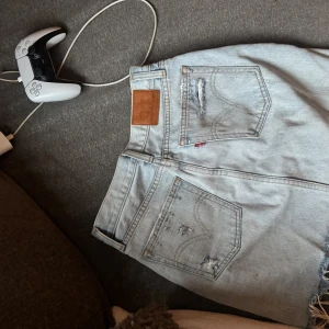 Levi's ljusblå jeansshorts - Säljer ett par ljusblå jeansshorts från Levi's stretchiga 