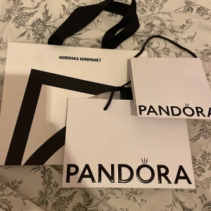 Pandora och NK presentpåse - Säljer två present påsar från Pandora och en NK presentpåse