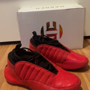 James Harden 7 Vol - Basketskor - Säljer ett par Adidas Harden Vol 7, Riktigt bra skor med bra kondition, använda i cirka 5-6 månader, Köpta för 2099 ifrån Basketshop
