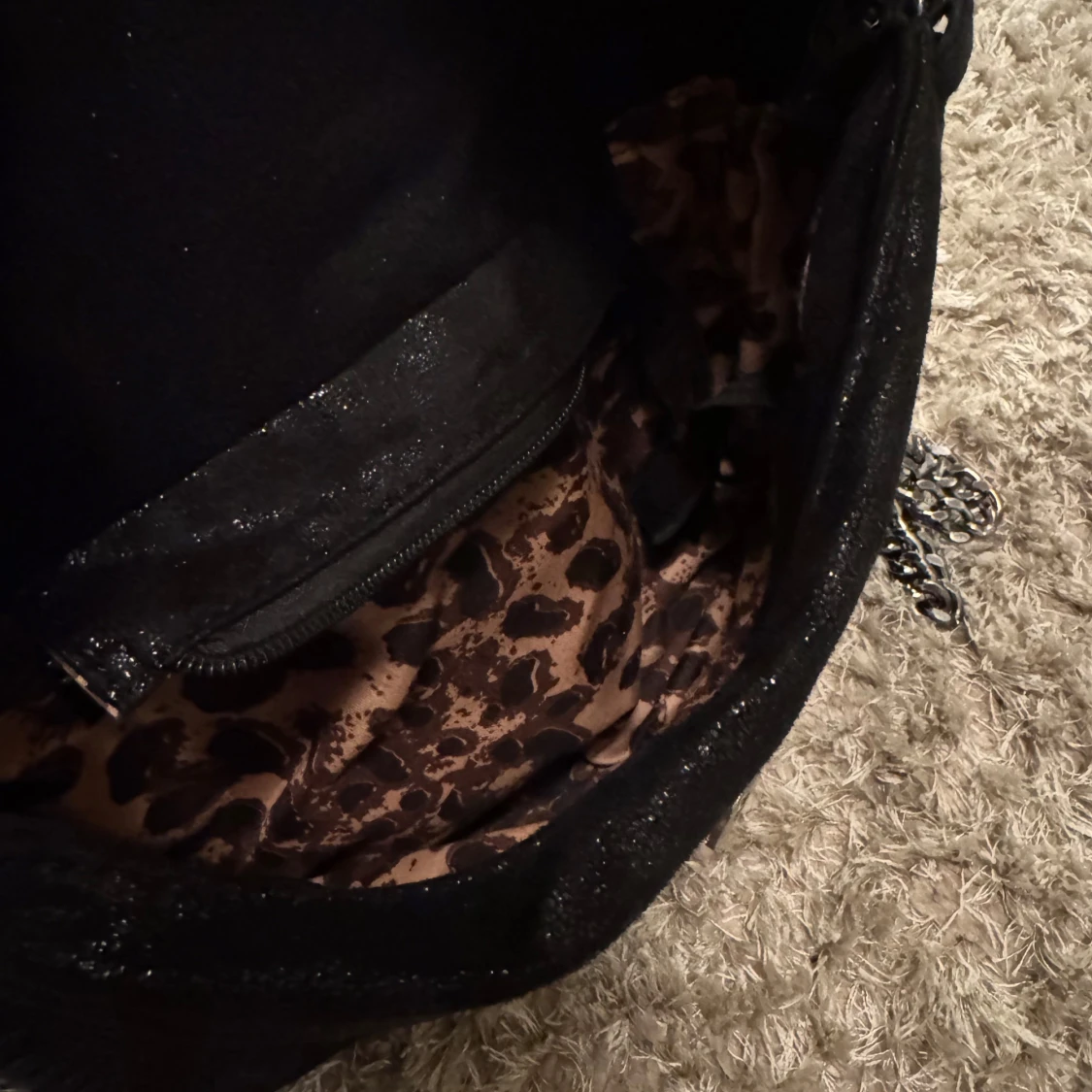 Svart axelväska med kedja och leopardfoder - 1