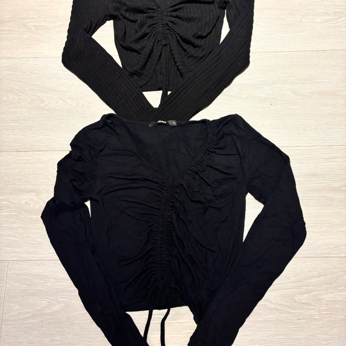 Svarta långärmade toppar med snörning