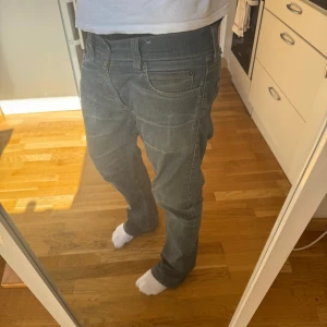 Levis 506 - Snygga levis 506, defekt i skrevet som jag lagat (bild 4). mindre defekt längst upp på dragkedjan (bild 5). riktigt skön färg och perfekt passform om man inte gillar tighta jeans, jag har vanligtvis w32 men dessa funkar för mig ändå