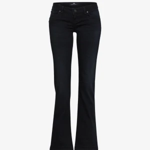 Ltb jeans - Lågmidjade ltb jeans, jätte snygga och passar mig som är 162💞De är lite urtvättade så typ mörkgråa, ganska slitna nere vid benen