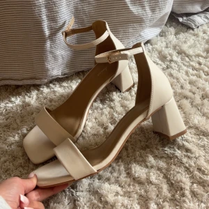 Beige sandaler med bred klack  - Jättefina klackar som endast är använda vid ett tillfälle 