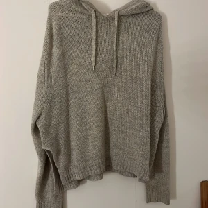 Grå stickad hoodie - En grå grovstickad hoodie från h&m
