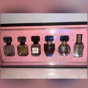 Victoria's Secret parfymset 6-pack - Exklusivt parfymset från Victoria's Secret med sex olika miniflaskor i glas. Kommer i en lyxig svart och rosa presentask med guldiga detaljer och VS-logga. Perfekt för dig som vill testa flera dofter. (En av parfymerna är inte helt full) I paketet så finns det: Bombshell EDP, Bombshell Glamour EDP, Tease EDP, Very Sexy, Bare EDP, Heavenly EDP. 