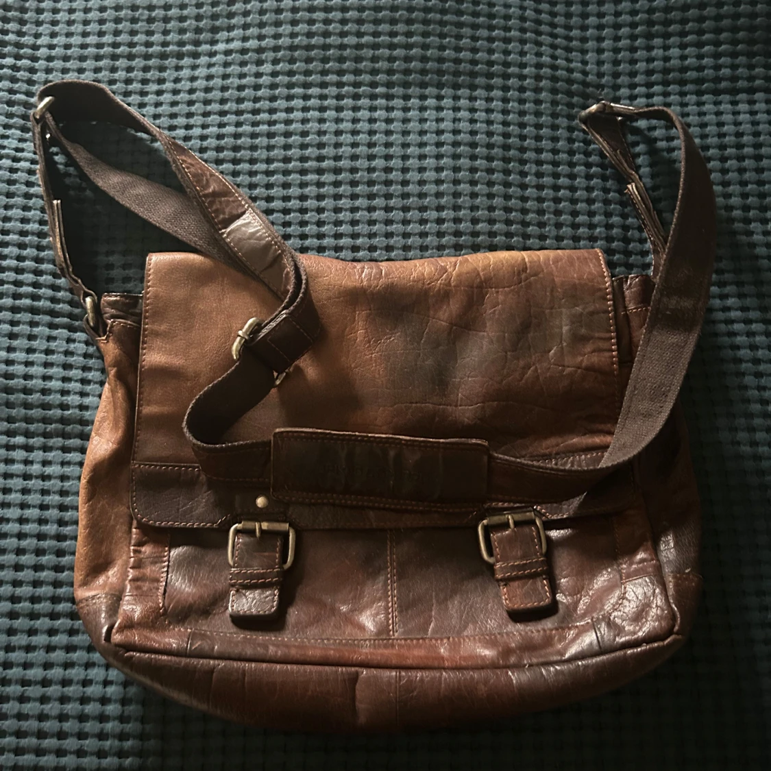 Brun axelväska från Spikes & Sparrow