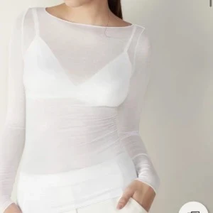 Intimissimi liknande mesh långärmad topp - Säljer en supertunn och genomskinlig vit mesh topp med lång ärm och tight passform. Toppen har en enkel, rund halsringning och är perfekt att styla lager på lager. Snygg till både jeans och kjol för en trendig look. Skriv för fler bilder💞