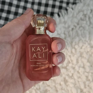 Kayali Eden Sparkling Lychee parfym - Säljer en parfym från Kayali, Eden Sparkling Lychee. Flaskan är 10 ml. Se bild för mängd. Nypris 379 kr.